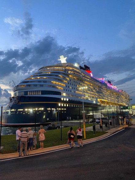 Disney_Wish_arrives_at_Port_Canaveral