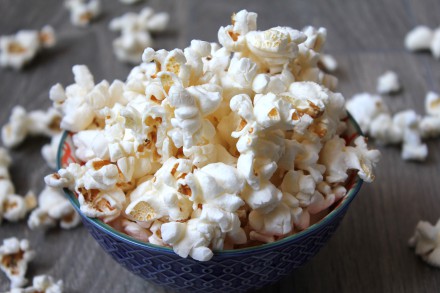 popcorn-in-ceramic-bowl-3537844