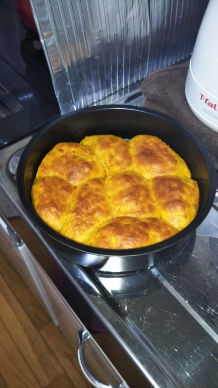 rolls in a pan